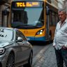 découvrez l'incident stupéfiant à lyon où un conducteur retrouve sa mercedes endommagée, accompagné d'un message accusateur laissé par un bus tcl sur son pare-brise. plongée dans une enquête captivante sur les responsabilités et la sécurité routière.