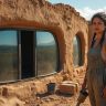 à 22 ans, mariana a tout quitté pour bâtir une maison en terre unique, intégrant douze pare-brise dans une étonnante aventure de vie.