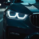 triste, masculine, dominante ou anxieuse : découvrez comment la forme des phares donne à votre voiture un regard et une personnalité bien à elle.
